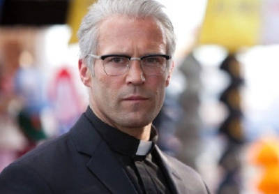 有种"整容"叫杰森斯坦森植发,曾因秃顶被吐槽老,如今帅回18岁