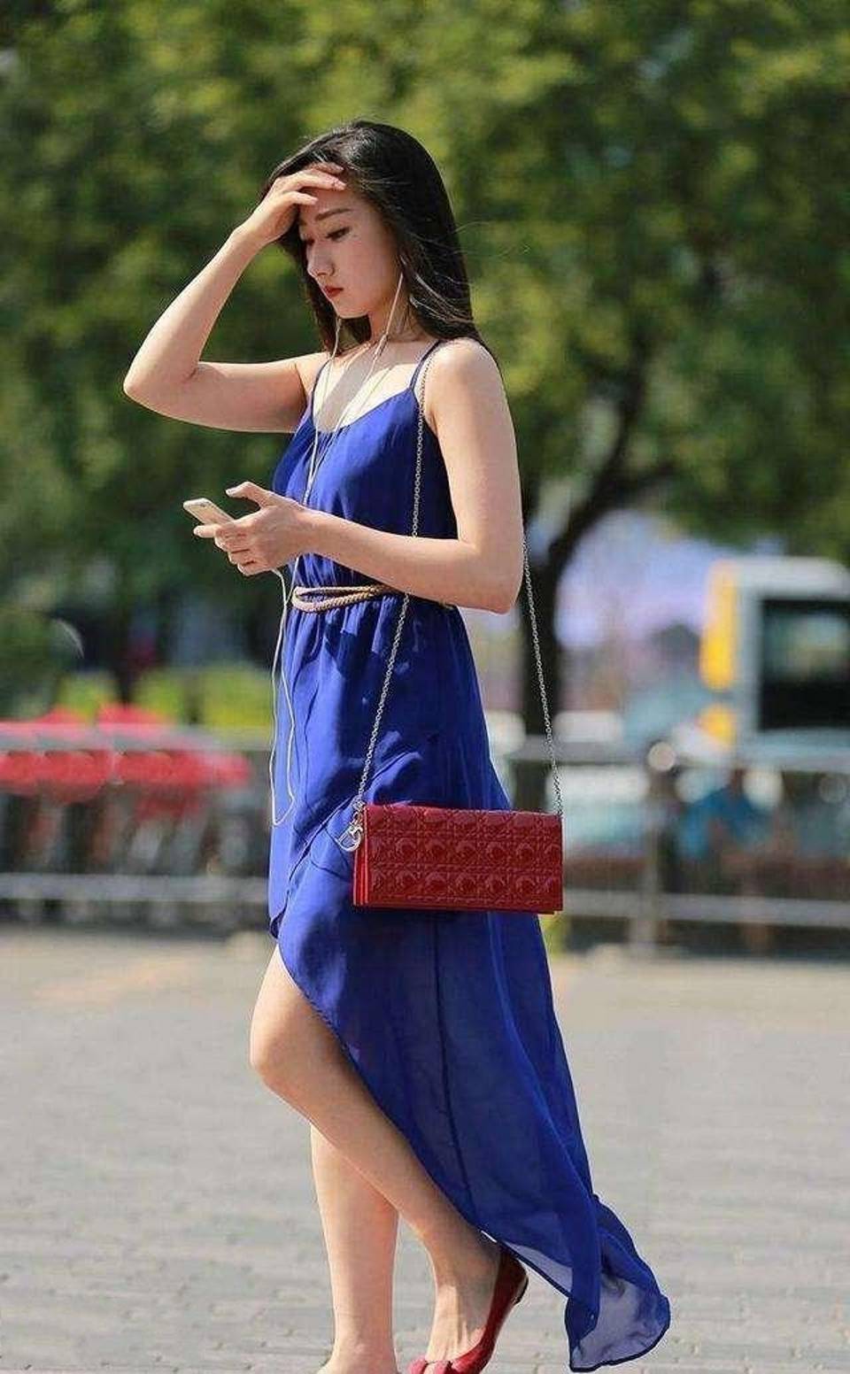 路人街拍,蓝色针织短袖搭配a字裙,充满青春活力