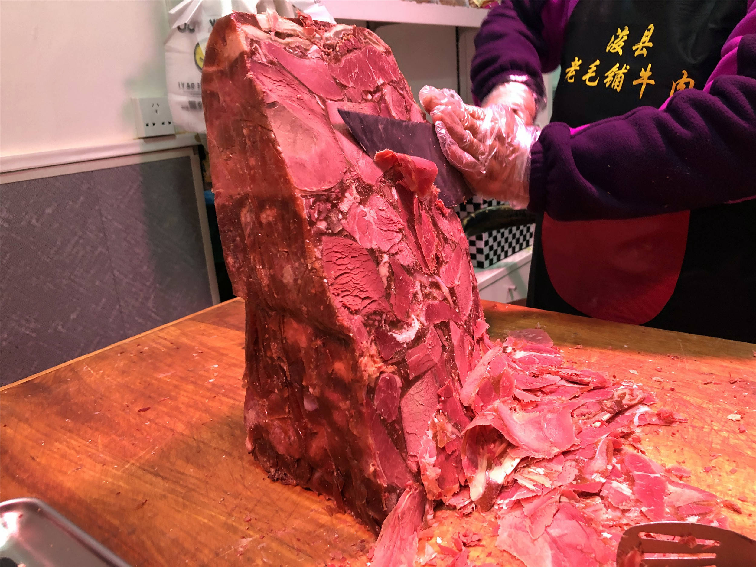 河南鹤壁这县城,牛肉的吃法太"豪横"了,顾客买50元一次吃完