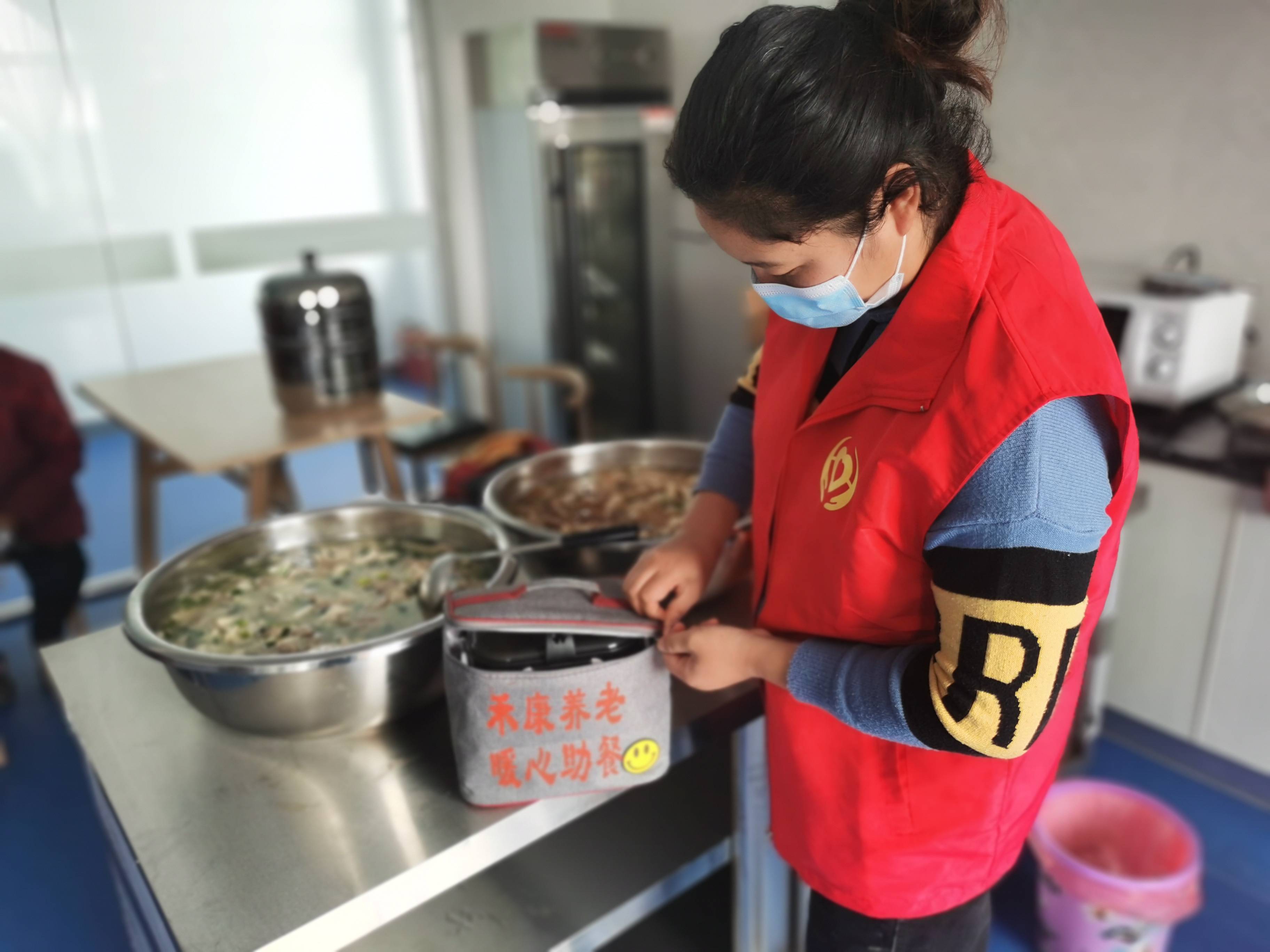 送餐上门老人暖心淮阴区实施老年人配送餐服务