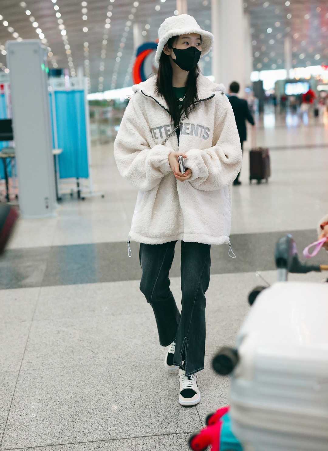 白冰穿得贵气白色羊羔毛外套配黑色卫衣保暖舒适简约大气
