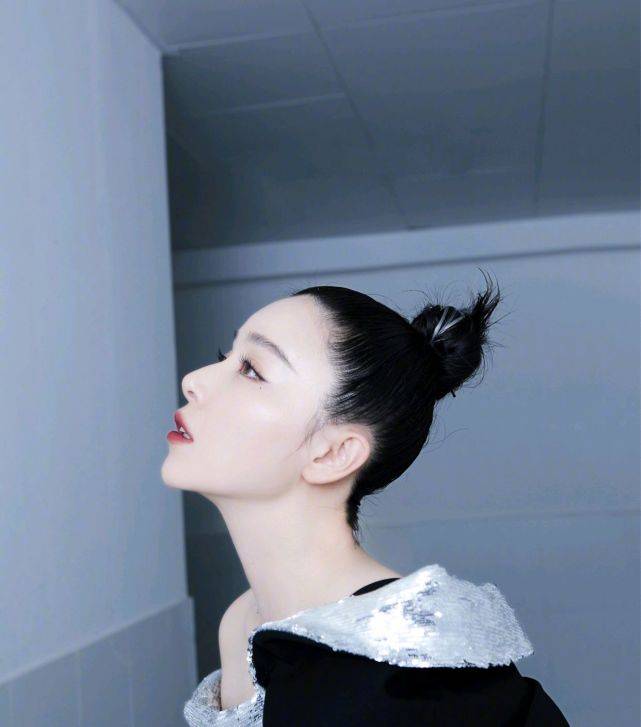 原创阚清子的气质好出众,身穿黑色连体裤配上丸子头,显高又显瘦