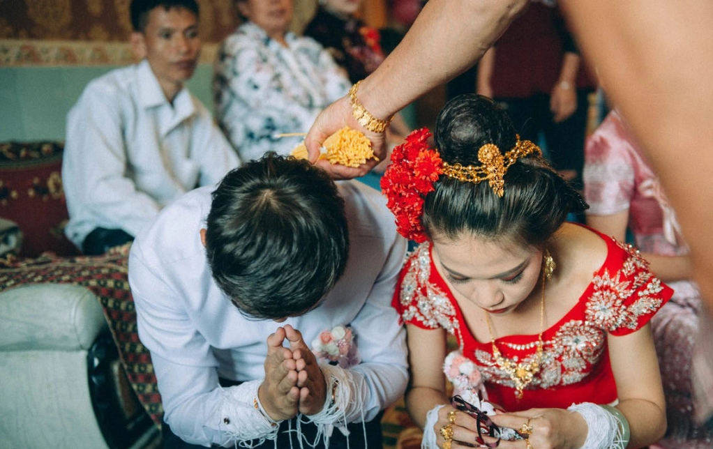 傣族婚俗:除了男方上门,傣族青年从恋爱到结婚都十分独特
