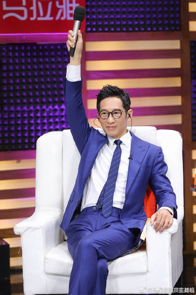 一直有网传其爱妻是何佳媛,但对家庭的保护,王劲松只拍戏从不公开提