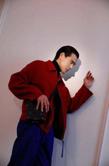 05后还认识彭于晏吗?大胆挑战复古红配蓝,丝毫不逊色流量小生