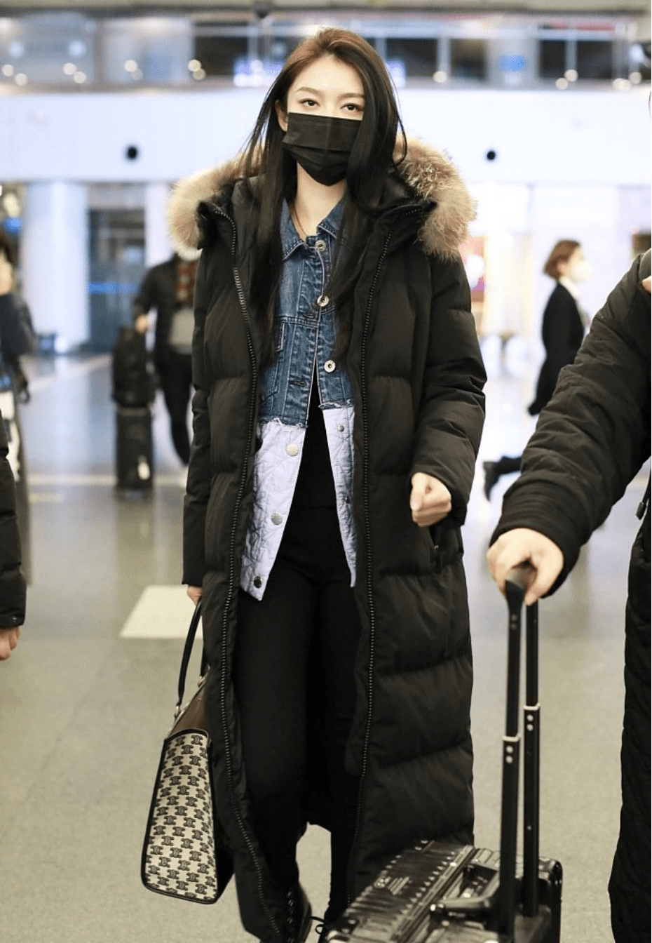 傅菁冷艳气质真是绝!长款羽绒服叠穿牛仔外套,竟穿出"大佬范"