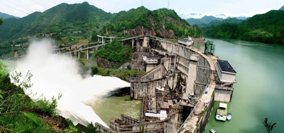 每遇梅雨时节,当水位超过一定界线时紧水滩水电站就开闸泄洪,形成一道
