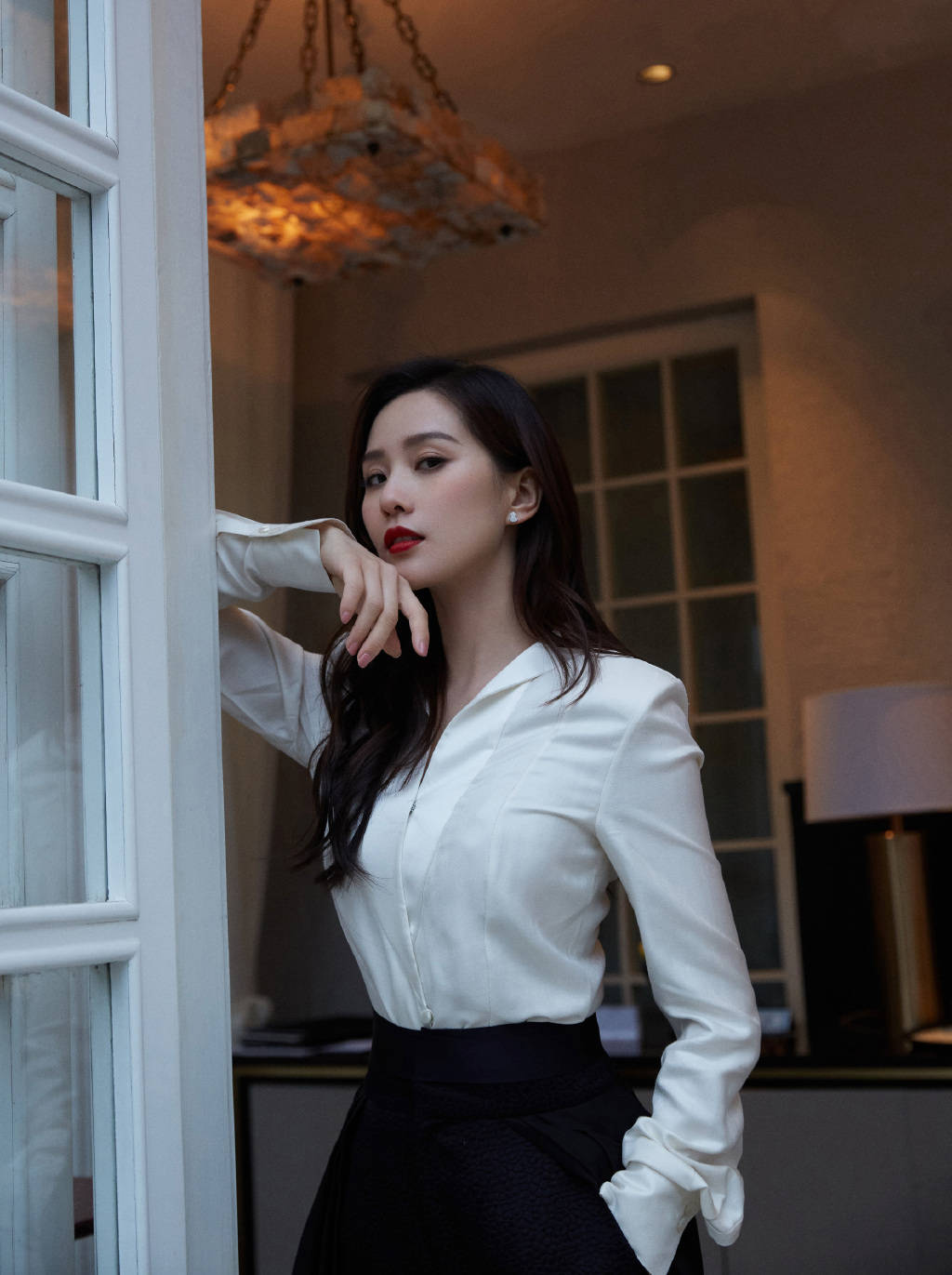 刘诗诗跟倪妮同框比美,生了娃的刘诗诗穿衬衫配皮裤,也没落下风