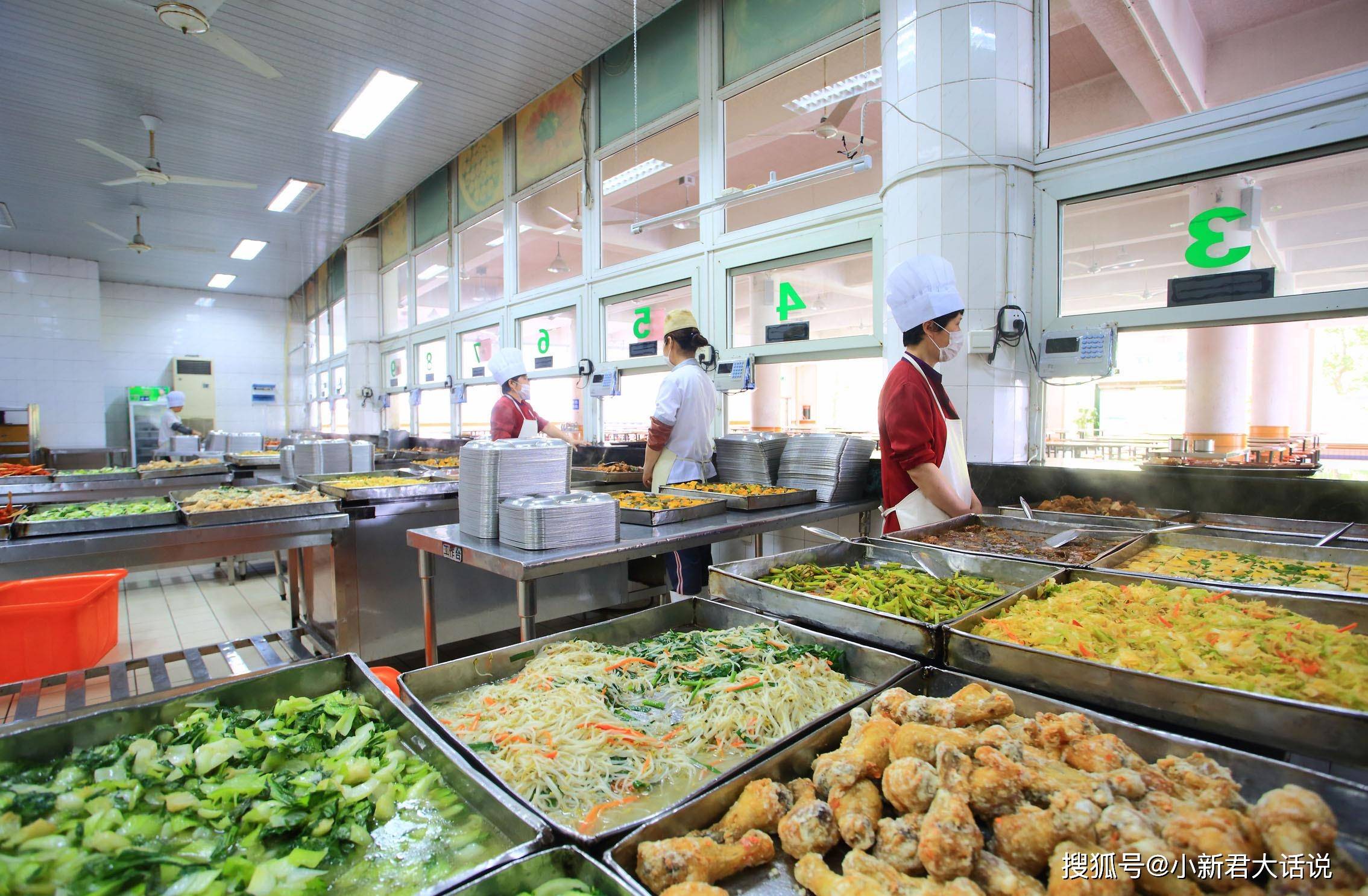 上班后食堂用餐该怎么吃?专家:少交流少讲话,网友:自己带饭!