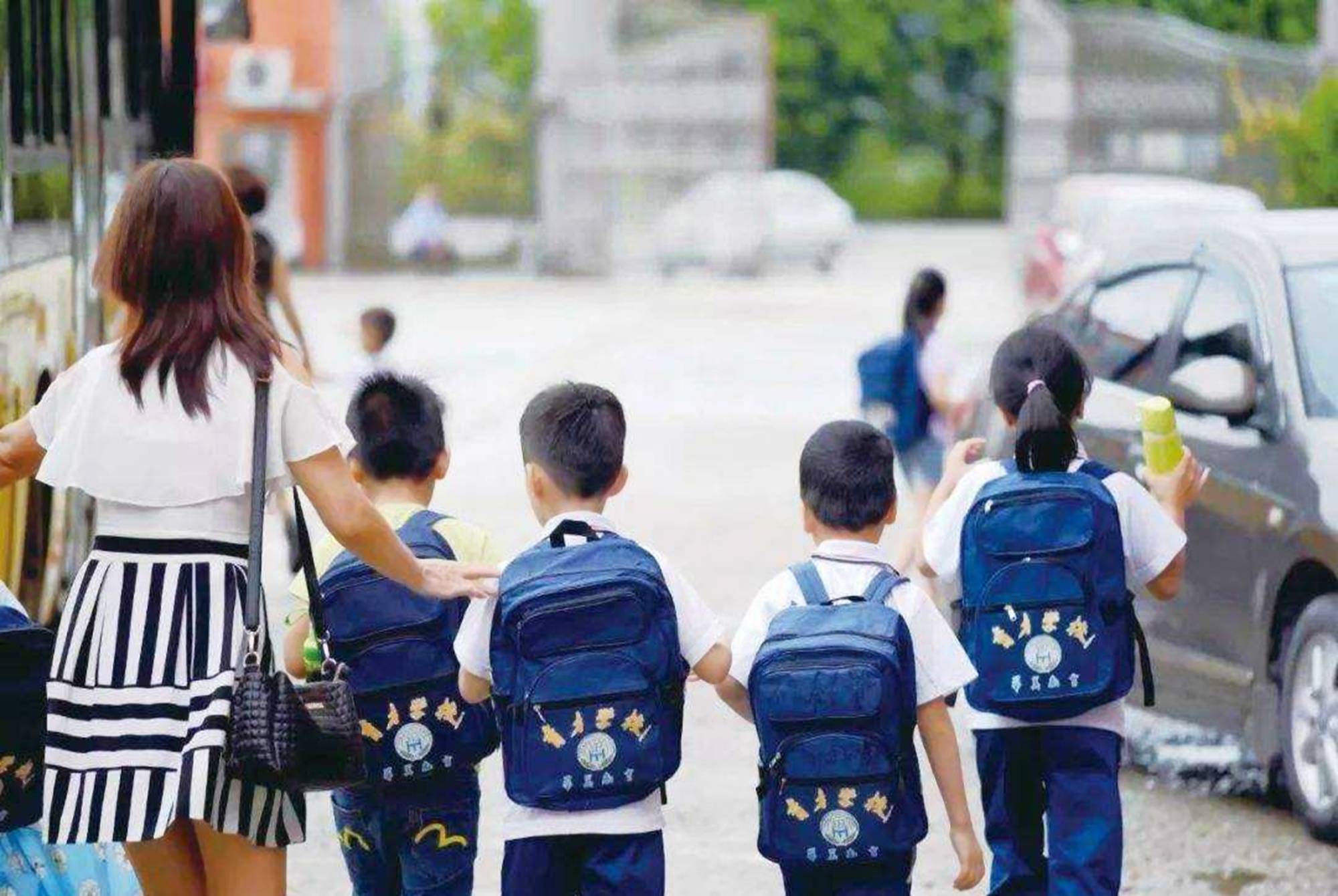 原创家长接孩子放学的几种方式容易让老师厌恶孩子可能也跟着遭殃