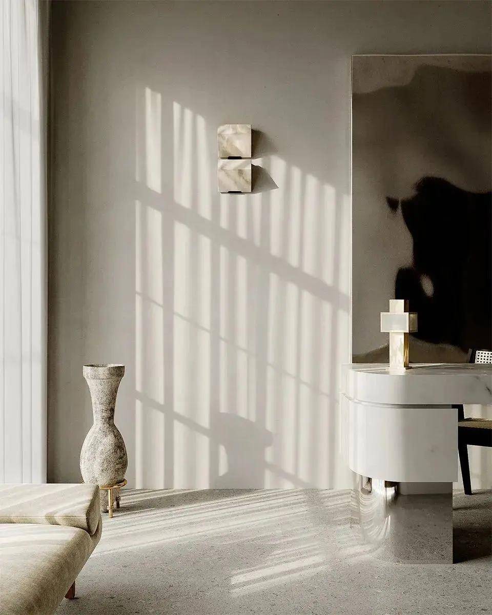 光影依偎着光洁的墙面,斑驳留存,圆润的弧线与利落的直线达成一致,在