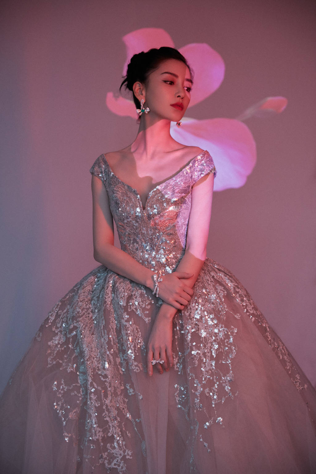 angelababy穿雾色流星裙仙气十足 秀性感身材超美