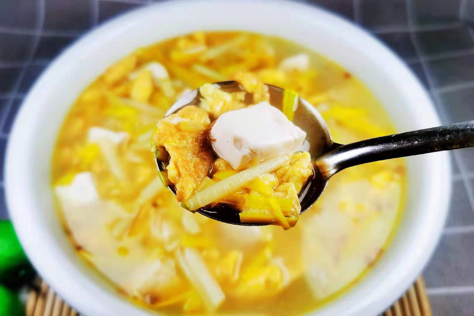 大雪将至,适合家人喝此汤,出乎意料的鲜,营养丰富,暖身又暖胃_蒜黄