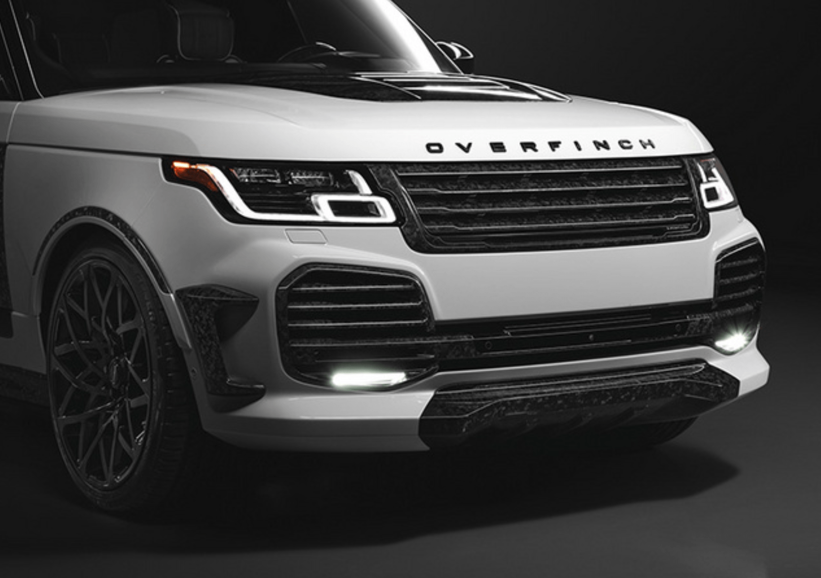 近日海外发布了一款路虎揽胜特别版,该车由overfinch基于路虎揽胜sv