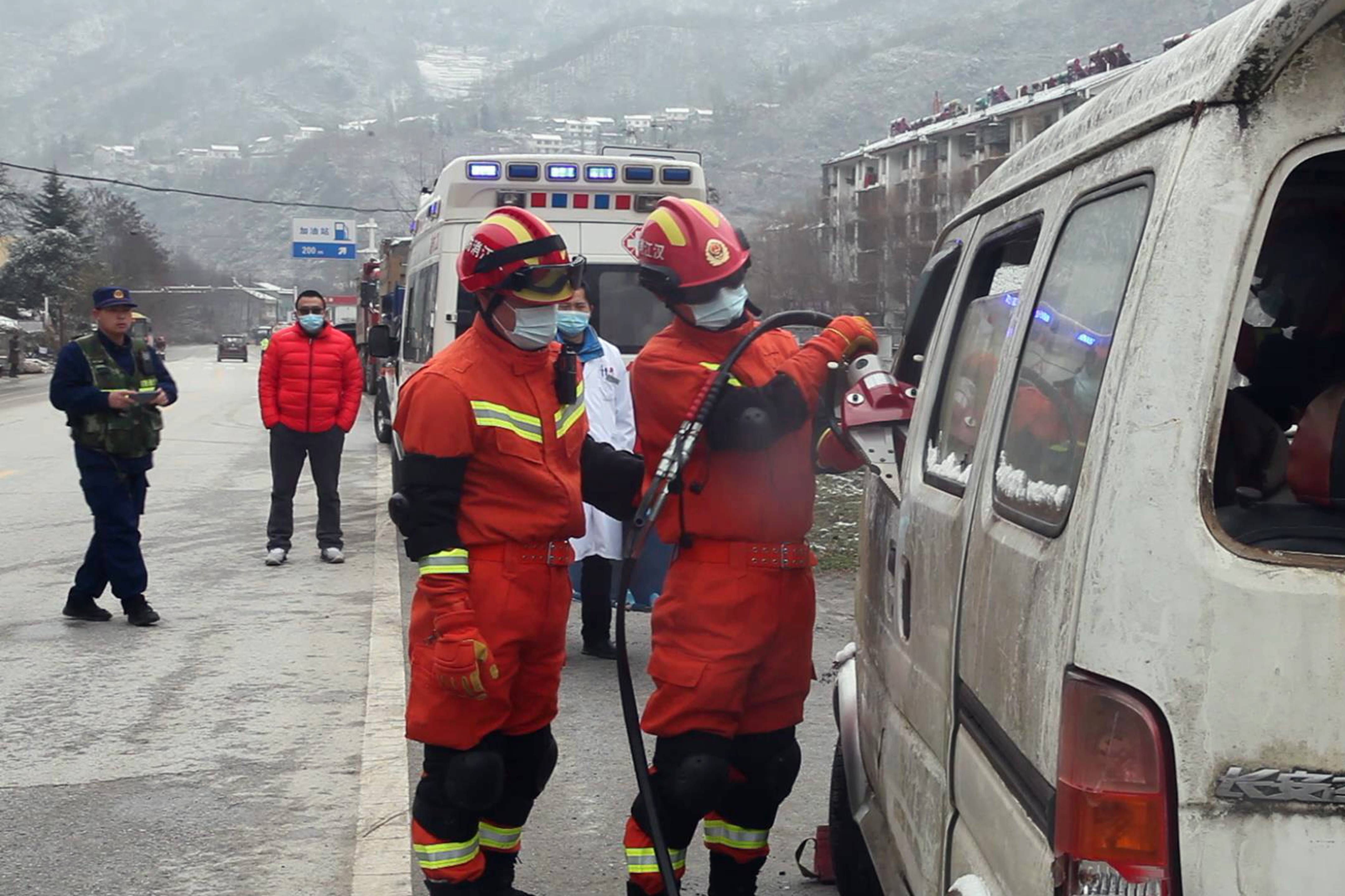 汉江消防开展低温雨雪冰冻灾害应急救援实战演练