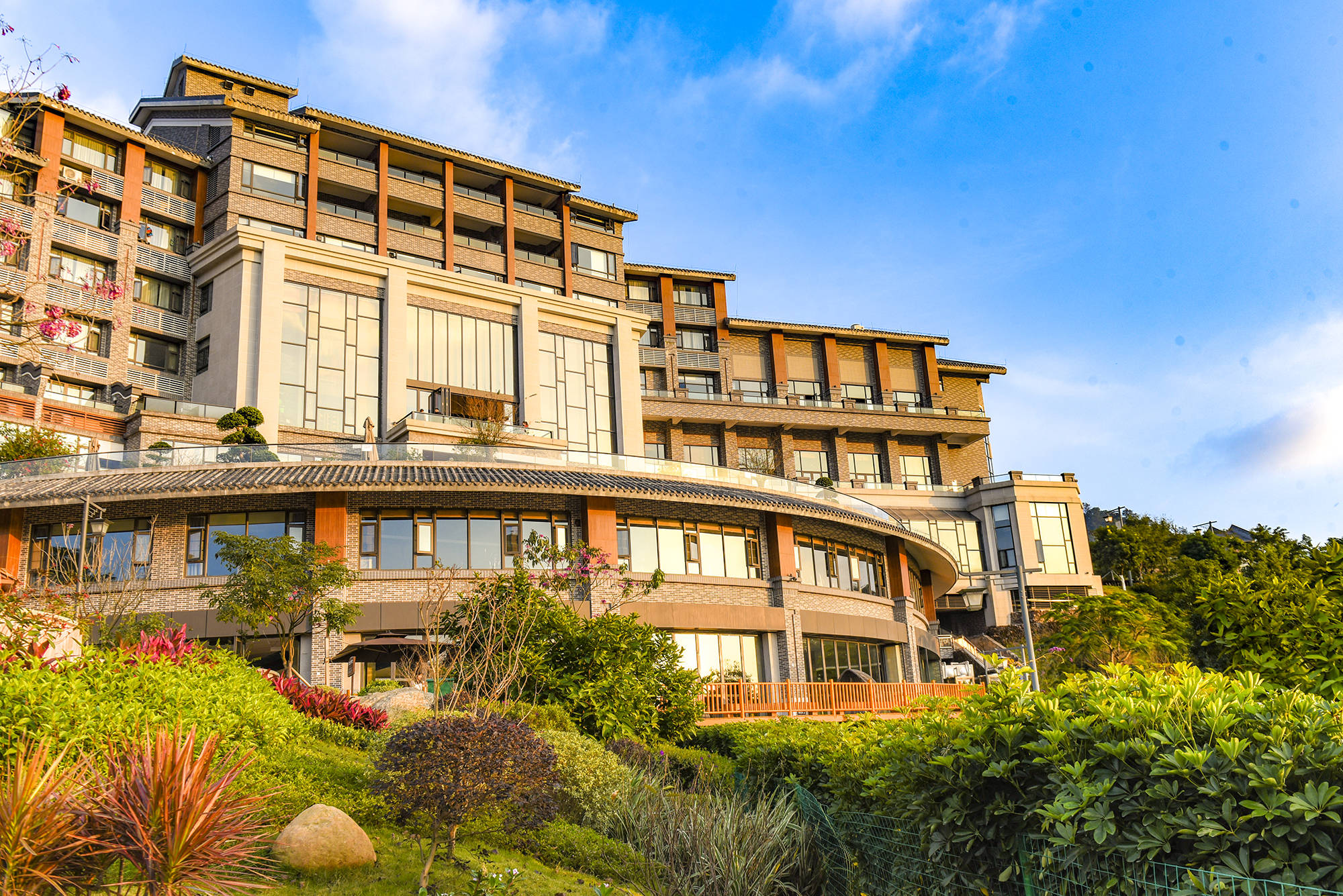 广东云浮新兴县象窝山惊现"佛光",幸运瞬间被游客拍到,好美!