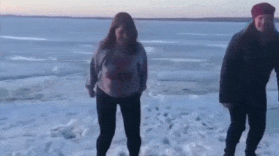 搞笑gif趣图:妹子,你们确定是在洗车吗?