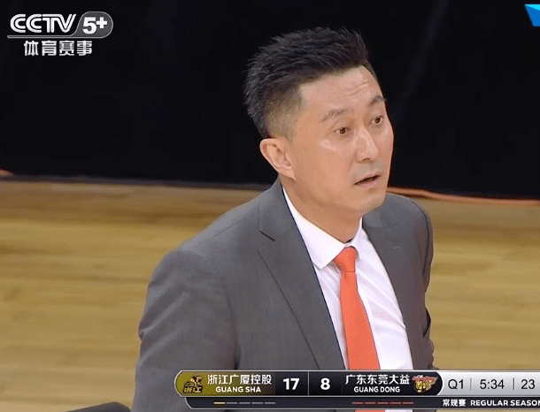 广东队三重打击!中国男篮队长120秒3犯,苏伟疑似重伤,落后20分