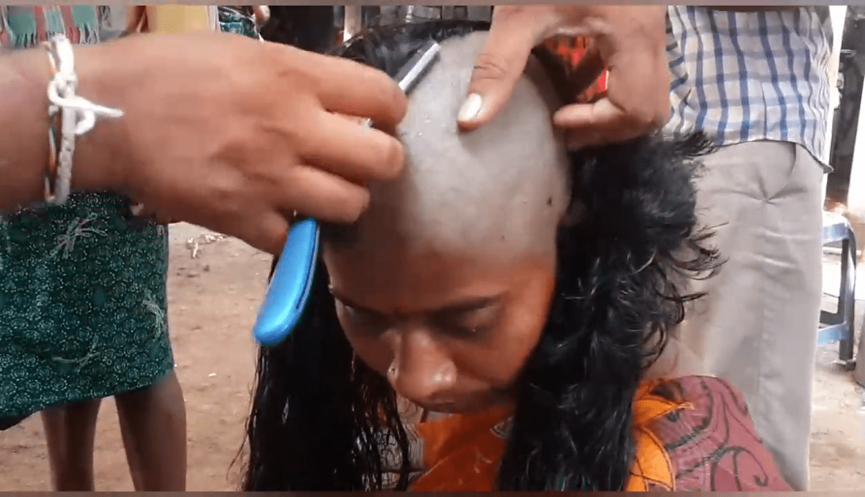 看看印度的理发市场美女长发直接刮光头师傅手艺了得