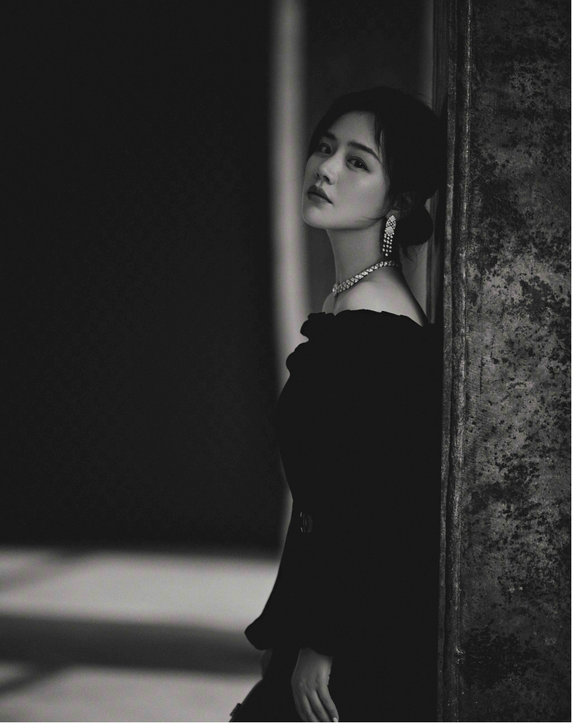 马思纯这种"肉感身材"真是挺耐看的,穿黑色礼服简约大气,超美