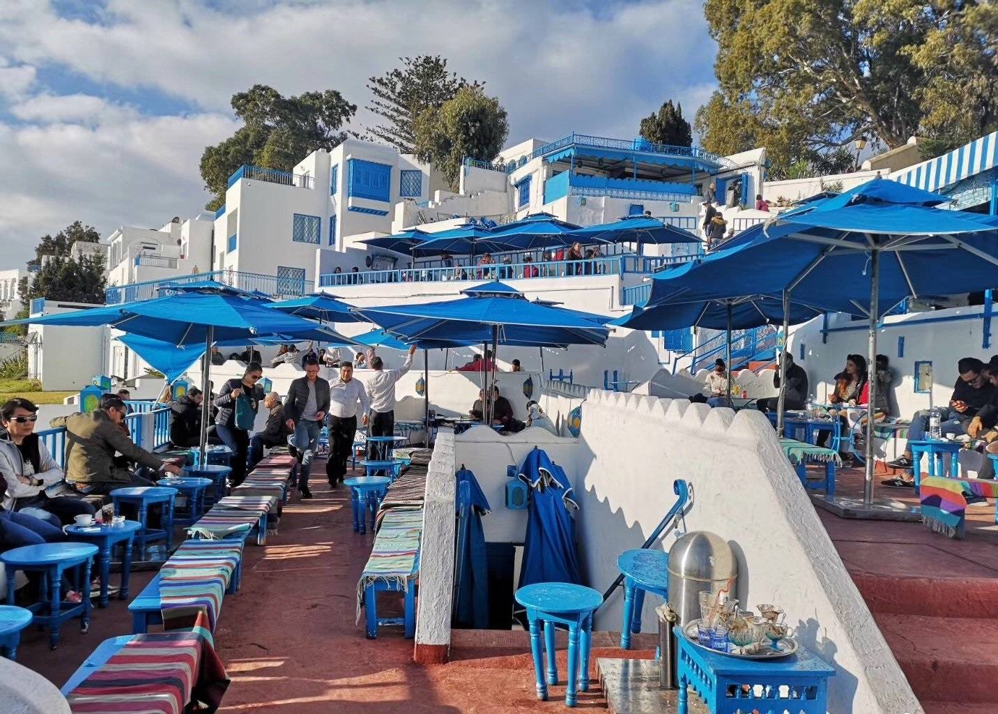 蓝和白应该是最适合地中海的颜色吧,打卡突尼斯蓝白小镇