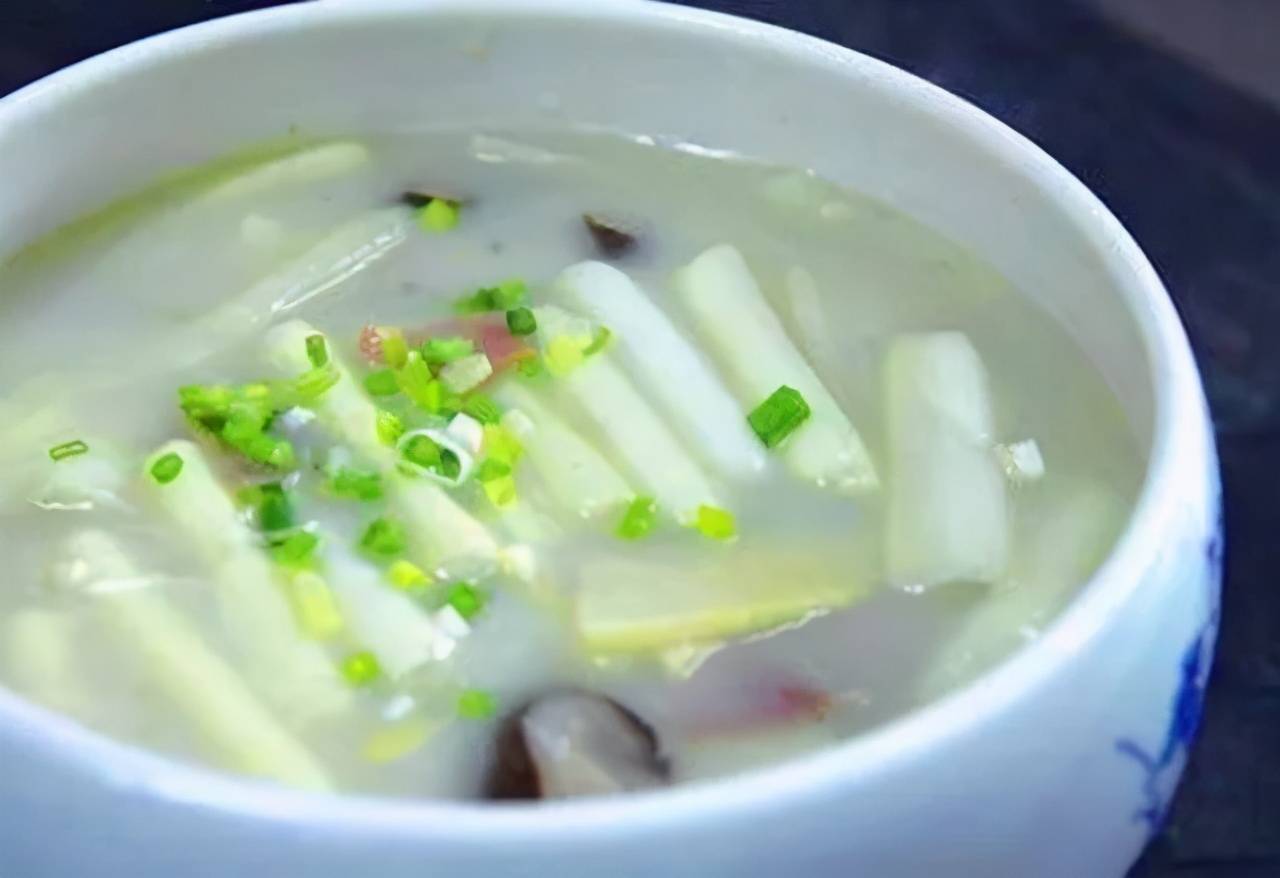 在酒桌的推杯换盏中,喝上几口鲜美的奶汤蒲菜,胃里都是暖暖的.