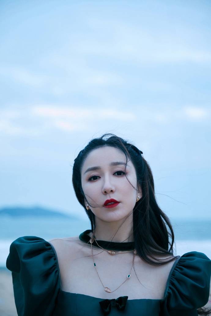 娄艺潇最新大片释出 穿墨绿复古花苞长裙造型别致-搜狐大视野-搜狐新