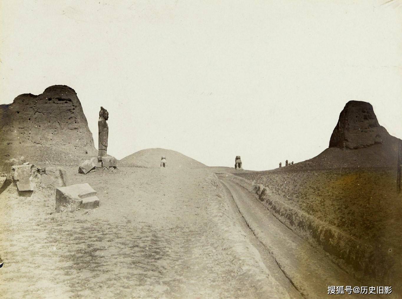 1/ 12 乾陵是陕西关中地区唐十八陵之一,位于陕西省咸阳市乾县县城