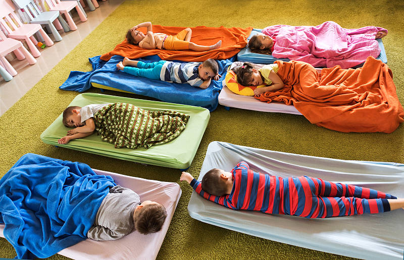 原創孩子幼兒園不午睡影響大媽媽做到這3點寶寶幼兒園自覺睡午覺