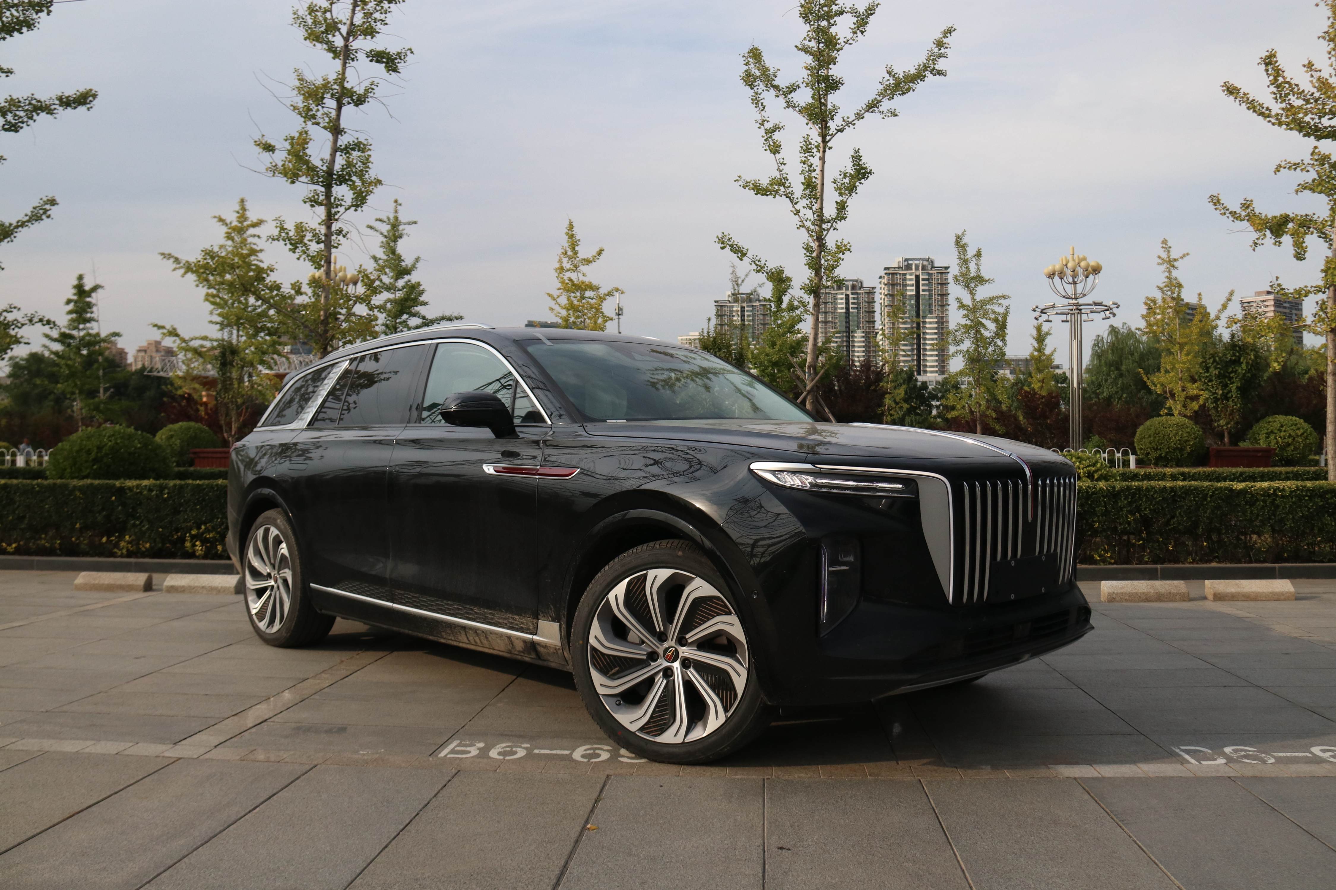 50万的大型豪华纯电suv,红旗e-hs9底气如何?