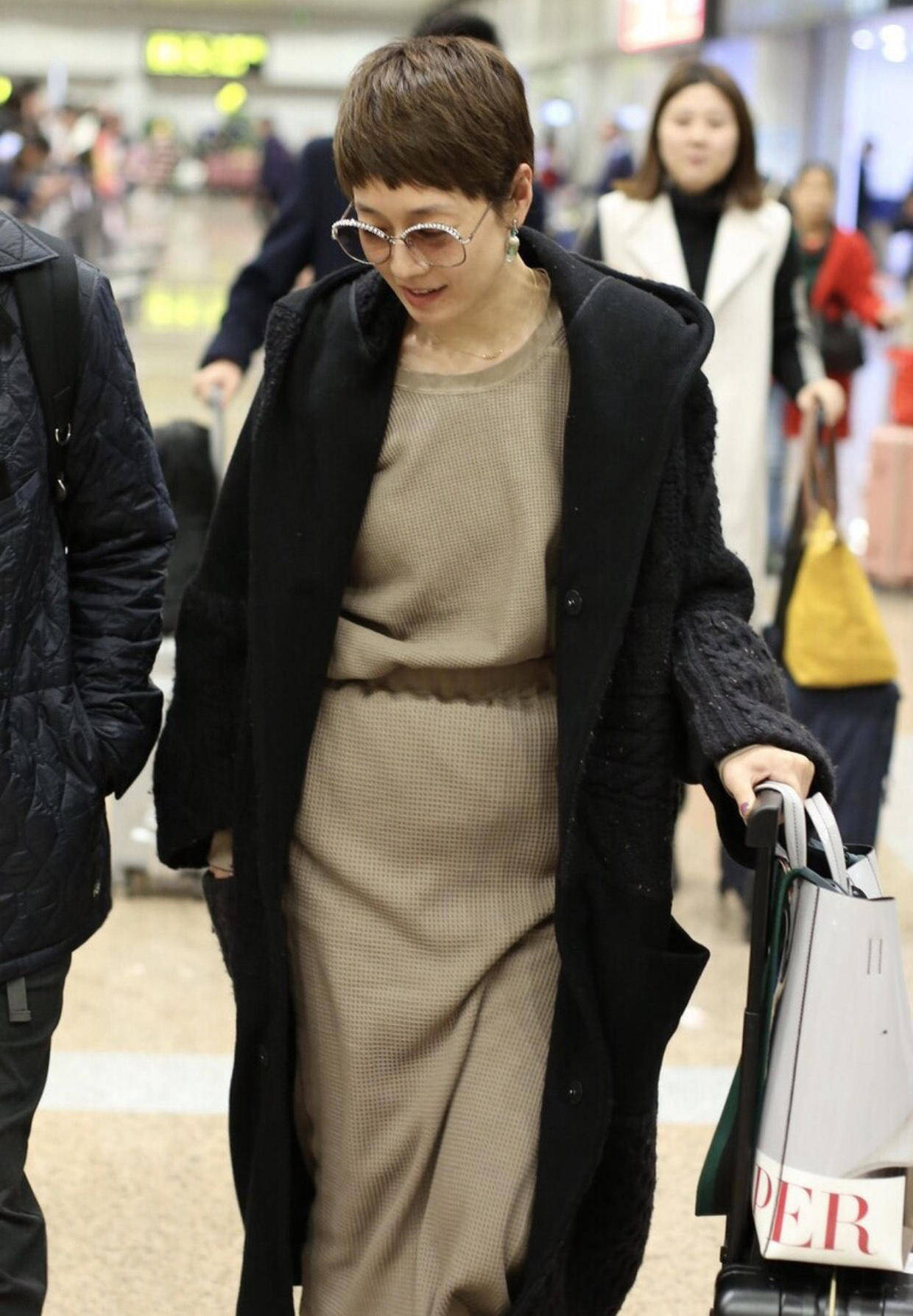 马伊琍气质太高级穿黑色大衣优雅端庄稳重内敛有腔调