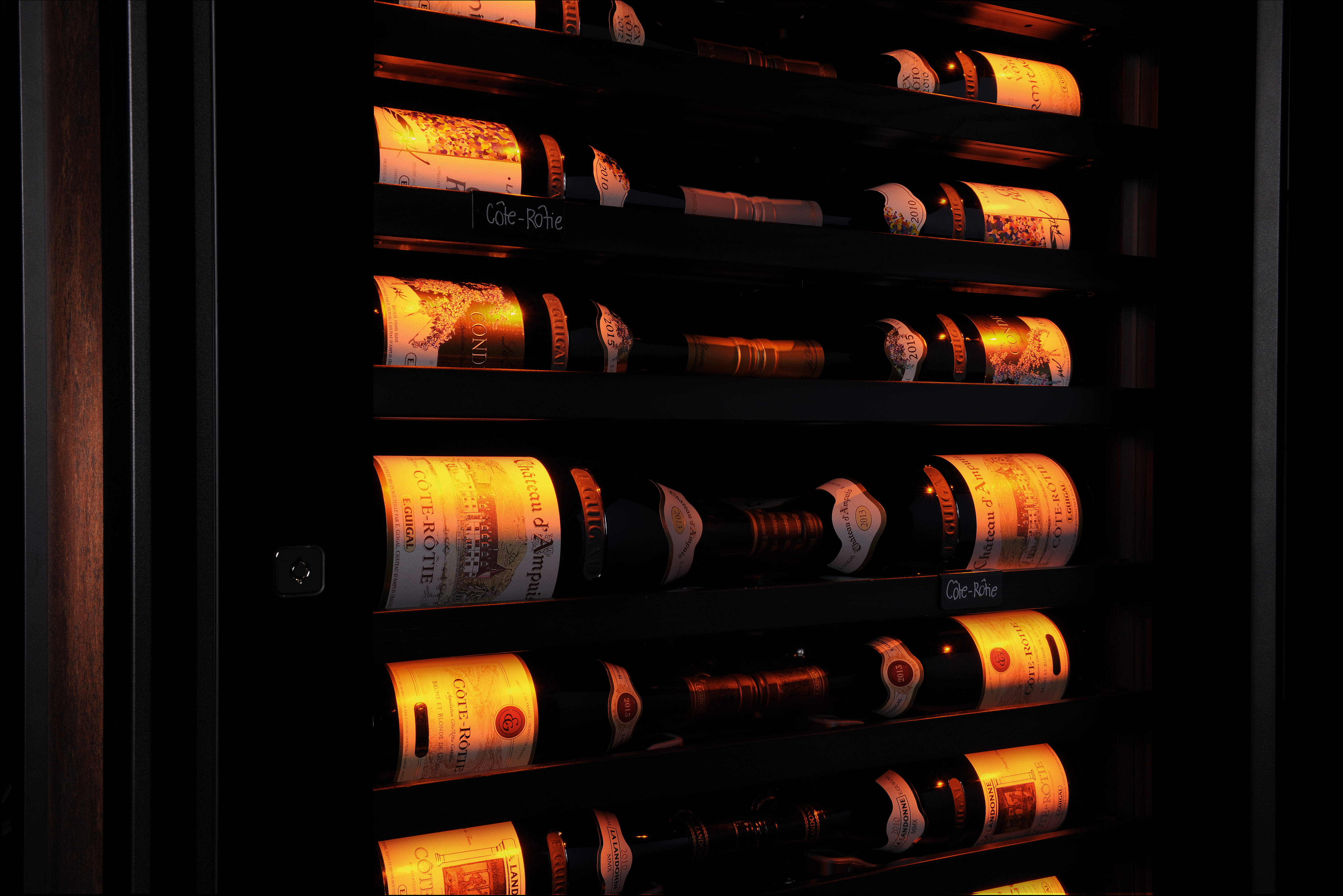 模糊视线 位于室内最显眼处 正是eurocave倾心打造的 皇家系列酒柜