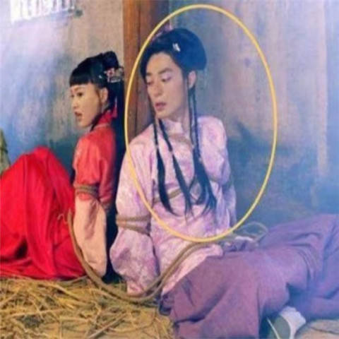 电视剧里被五花大绑的女主,前三位都想救,看到最后一位:没有救的必要!