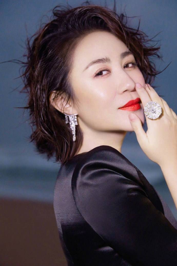 马丽不仅外形出众,气质也是相当好,这一袭黑色亮泽感十足的礼服裙