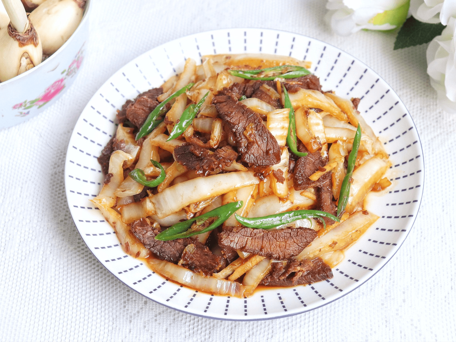 家常小炒白菜帮炒腊牛肉口感脆爽微甜牛肉入味软烂浓郁