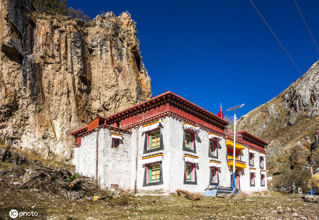 西藏察雅县仁达寺依山而建 摩崖石刻造像藏有经文