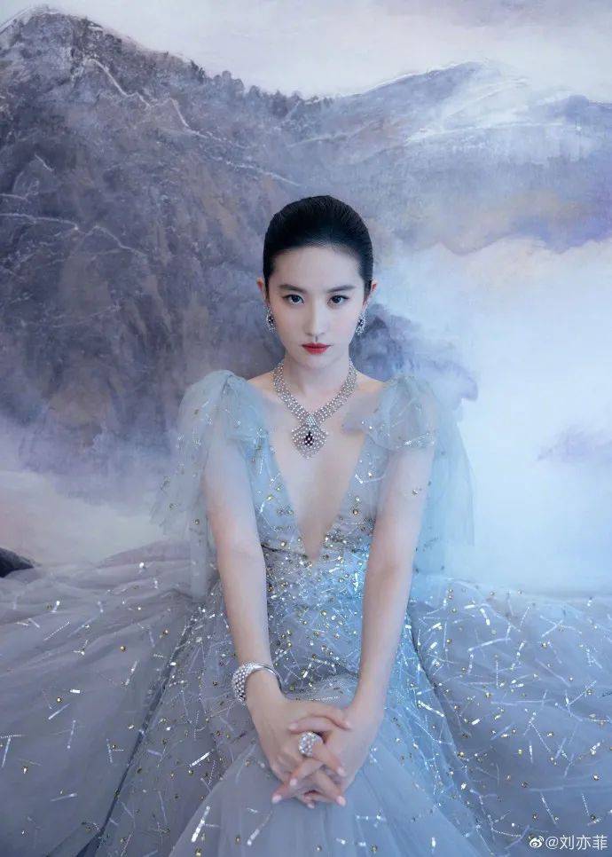 刘亦菲穿深v雾蓝纱裙秀事业线啊冰肌玉骨俏脸娇嫩迷人