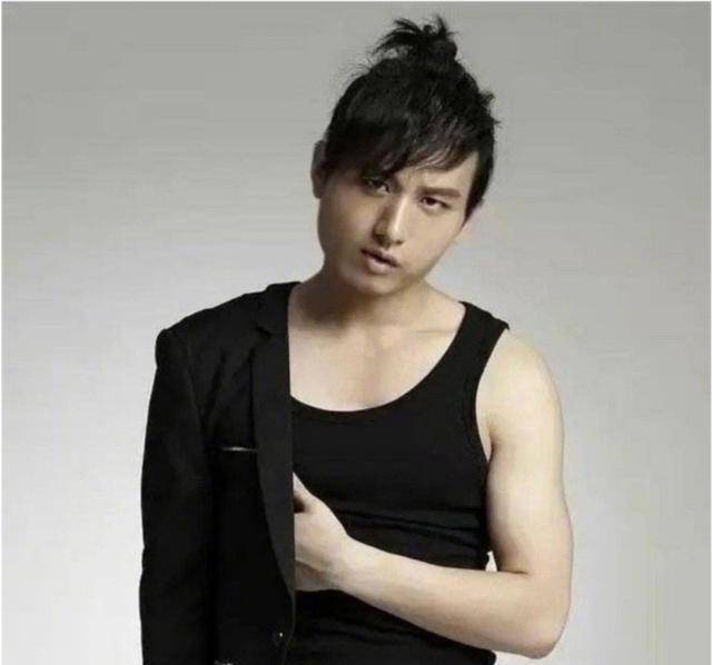 成毅《琉璃》圈粉,非主流嘟嘴旧照流出后,网友直呼还是现在更帅_照片