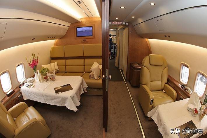 普京的空军1号飞机总统嫌弃旧内饰改装专机空姐啥样