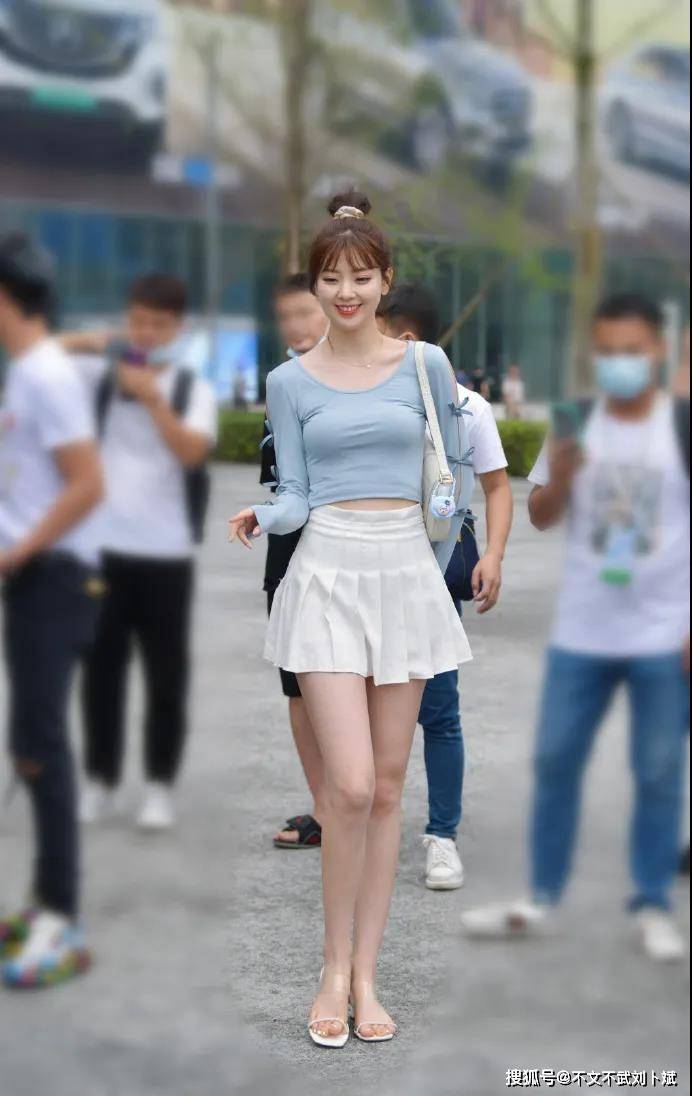 美女街拍:超级可爱的美女,像失散多年的妹妹_手机搜狐网