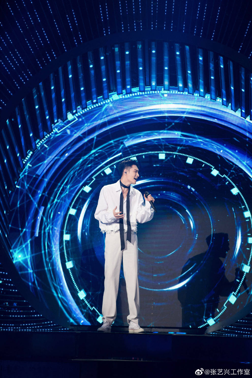 张艺兴探班《我们的歌2》见到自己喜欢的偶像秒变"小迷弟"