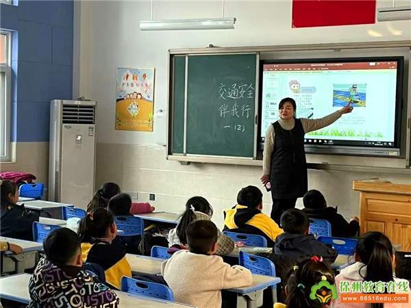 徐州市梅园小学开展交通安全日宣传活动