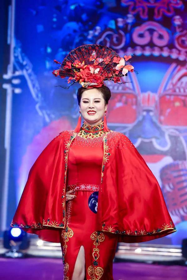 热烈祝贺德济健康罗邵东女士喜获环球夫人双料冠军!