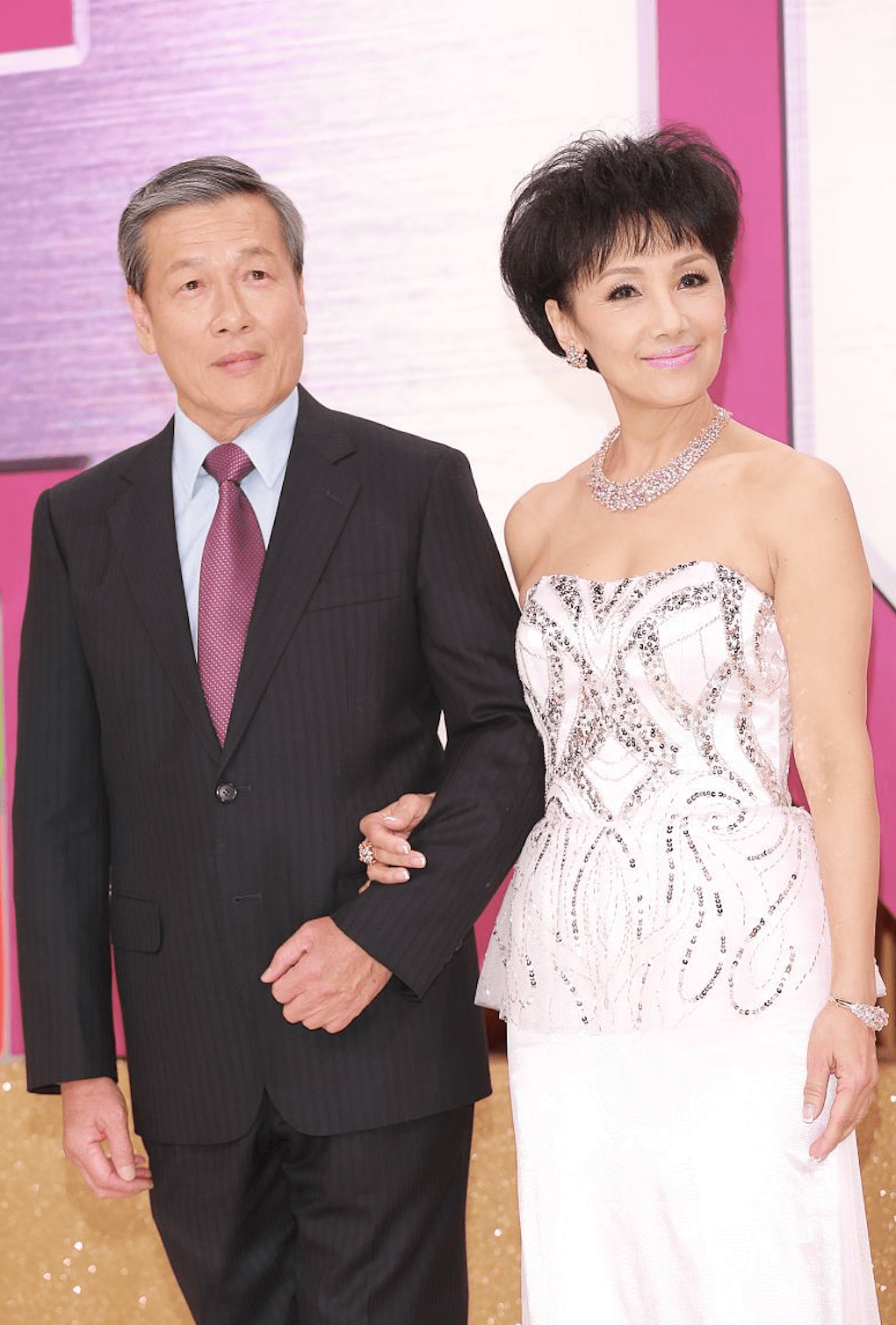 原创韩马利获tvb颁发服务40年金牌现场自曝被降薪资以德报怨续约