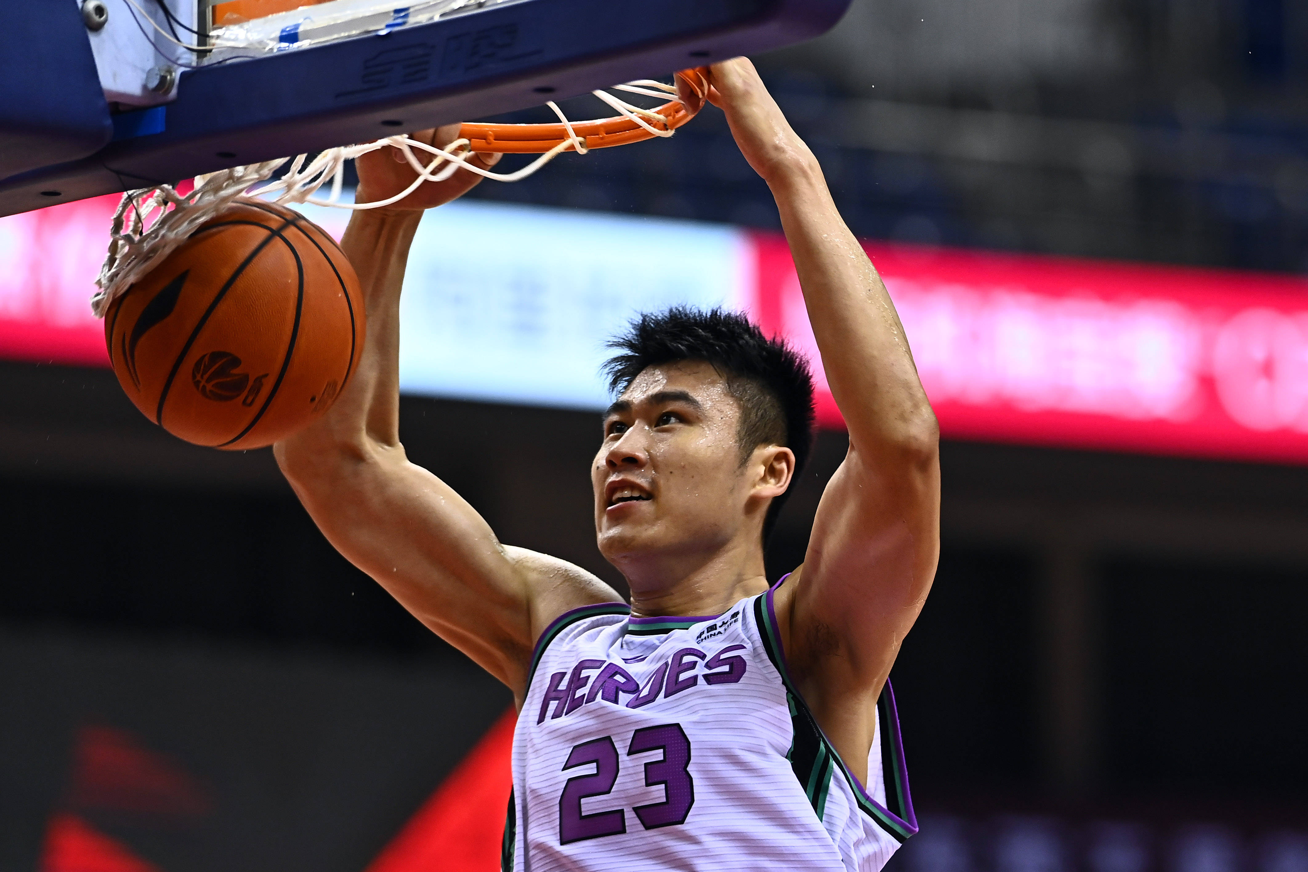 山东男篮结束齐鲁德比6连败贾诚功不可没硬顶约翰逊不落下风