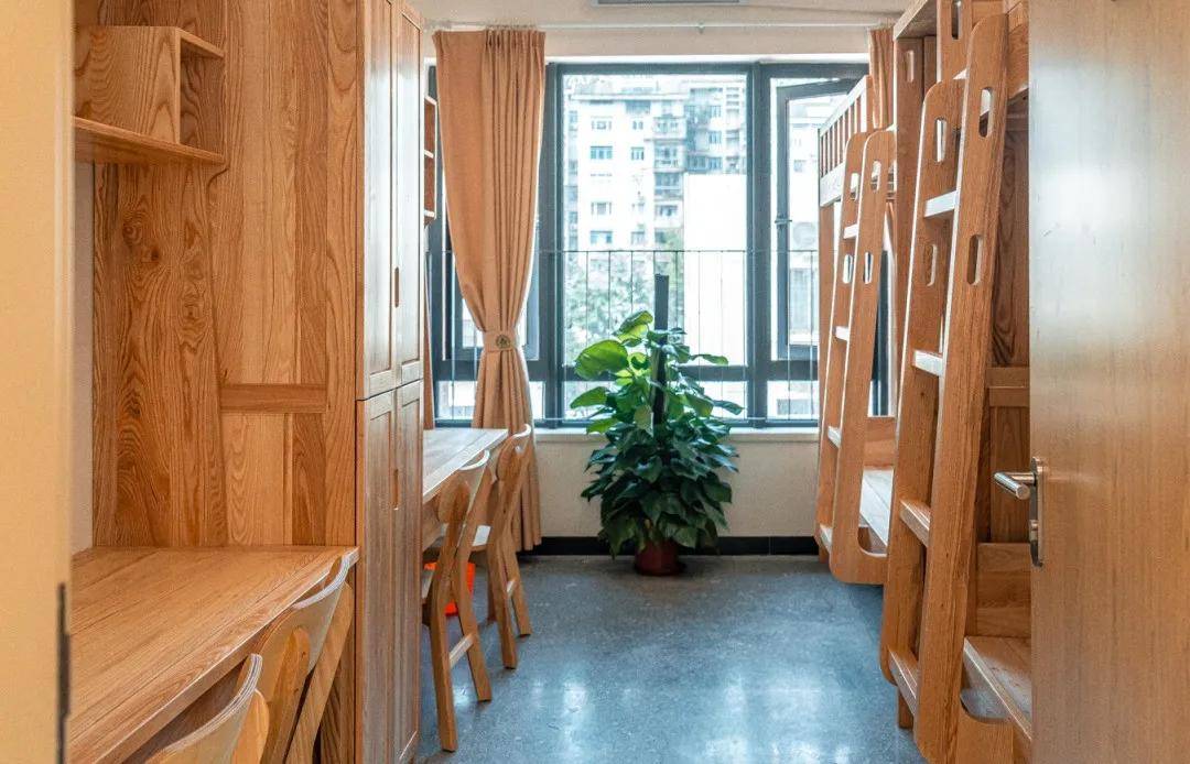 新校区的4栋宿舍大楼 名为彬园,韶园,悦园,宜园 沿着笔架山河而建,最