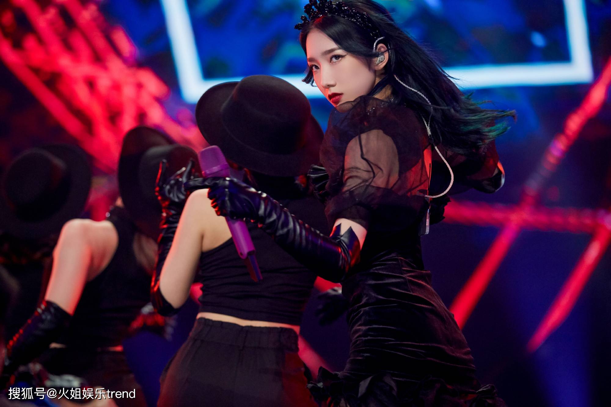 孟美岐新歌拿奖她能否填补内地唱跳女歌手近年来的空缺