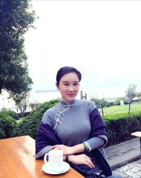 张纪中69岁乐拼三胎娇妻小腹凸起明显仍为老公端茶送水太卑微