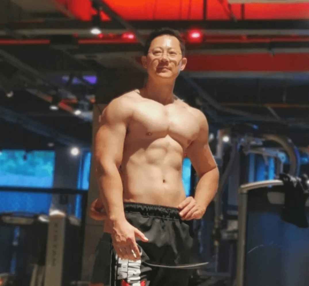 英俊的山东186CM天菜肌肉帅哥 健身白袜小哥哥 中国 健身迷网