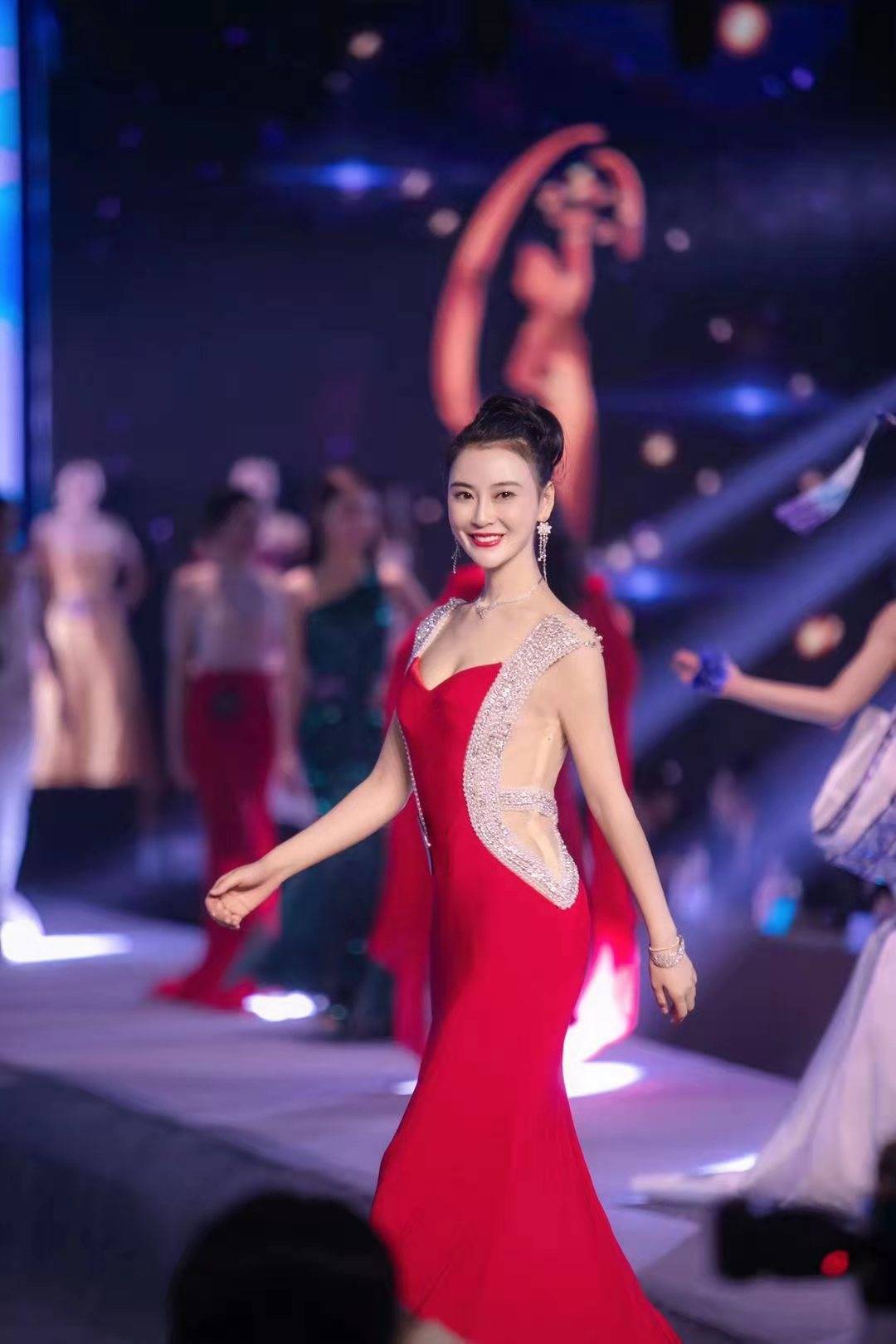 红衣长裙吸睛全场吴丹力压群芳荣获环球小姐亚军